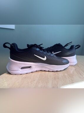 Nike Air Max Nuaxis Women’s Size 7.5 Black White Running Gym Shoes Sneakers New